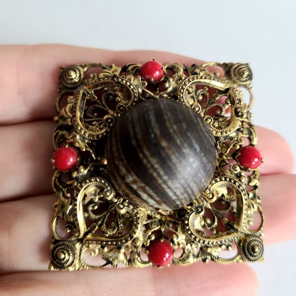 Vintage Czech square gold tone filigree brooch with brown central piece. - Picture 4 of 6
